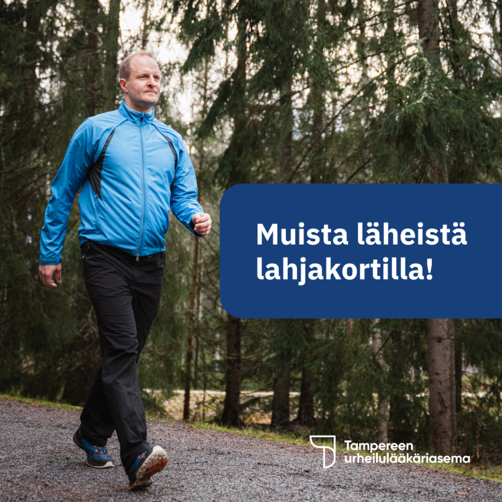 Kuntoilija kävelemässä metsäpolulla. Kuvan oikeassa reunassa on sininen laatikko, jossa on valkoinen teksti. Tekstissä kehotetaan muistamaan läheistä lahjakortilla. Kuvan oikeassa alareunassa on Tampereen urheilulääkäriaseman logo.