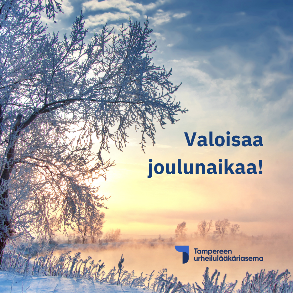 Talvinen maisema, jossa näkyy luminen puu ja vesistöä. Aurinko paistaa pilven takaa. Oikeassa reunassa on tummansinistä tekstiä, jossa toivotetaan valoisaa joulunaikaa. Oikeassa alareunassa on Tampereen urheilulääkäriaseman logo.