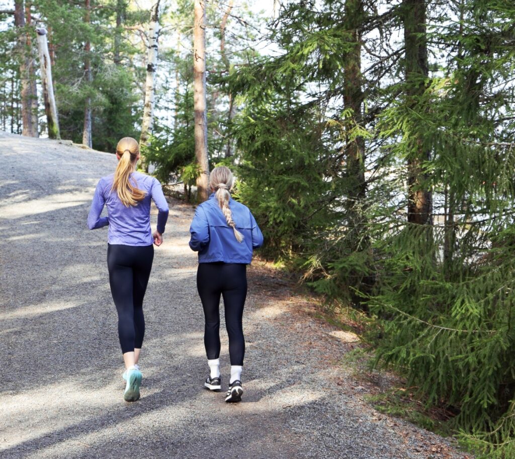 Kuvituskuva, jossa juoksijat juoksevat metsätiellä. Kuvan on ottanut Janne Viiala.